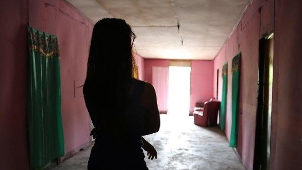 வறுமை.. அத்தியாவசிய பொருட்கள் இல்லை.. இலங்கையில் அதிகரிக்கும் பாலியல் தொழில்.. அதிர்ச்சி தகவல்!