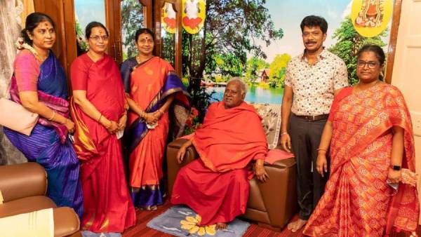 உதயநிதி.. ஸ்டாலின்..துர்கா ஸ்டாலின் வரிசையாக பங்காரு அடிகளார் தரிசனம்.. காரணம் என்ன?