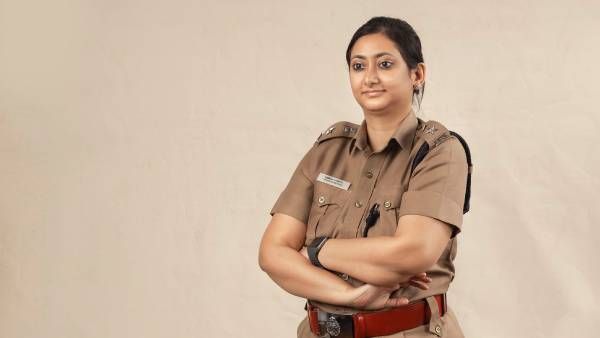 அதிகார குரலுக்கு அடிபணியாதவர்! அதிமுக அரசை அலறவிட்டவர்! யார் இந்த வந்திதா பாண்டே ஐபிஎஸ்?