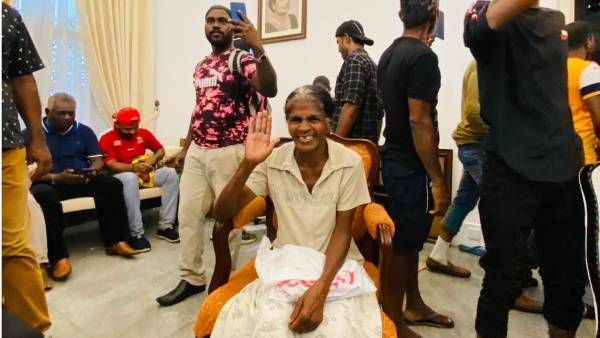 அடடே அந்த கம்பீரம்.. வெற்றிச் சிரிப்பு- இலங்கை அதிபர் மாளிகை சிம்மாசனத்தில் அமர்ந்த சாமானிய பெண்மணி!
