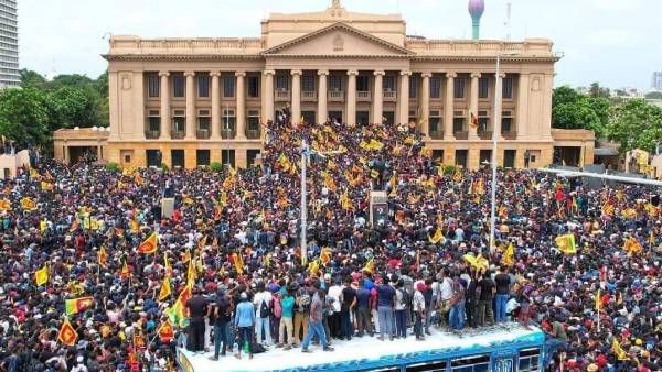 அடேங்கப்பா.. இலங்கை அதிபர் மாளிகை போராட்டத்தில் 1000 பொருட்கள் திருட்டு.. என்னென்ன தெரியுமா?