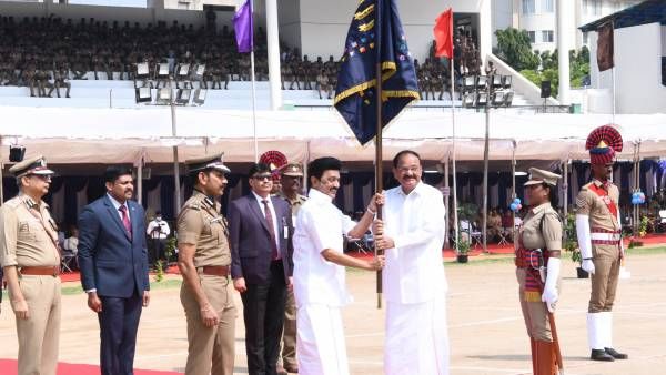 சென்னையில் நடந்த விழா.. தமிழ்நாடு காவல்துறையிடம் வழங்கப்பட்ட ஜனாதிபதி கொடி! ஏன்? - பின்னணி