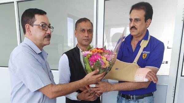 இலங்கையில் இடைவிடாத தொடர் போராட்டம்- கொழும்பில் இந்திய விசா மைய இயக்குநர் மீது கொடூர தாக்குதல்!