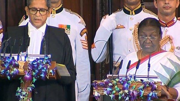 15-வது ஜனாதிபதியாக திரவுபதி முர்மு பதவியேற்பு- தலைமை நீதிபதி ரமணா பதவி பிரமாணம் செய்து வைத்தார்