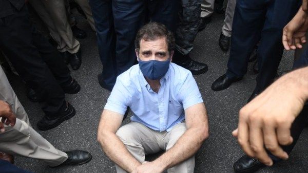 சட்டென சாலையில் அமர்ந்த ராகுல் காந்தி.. எதிர்பார்க்காத டெல்லி போலீஸ்! தாய்க்காக தனயன் செய்த தர்ணா