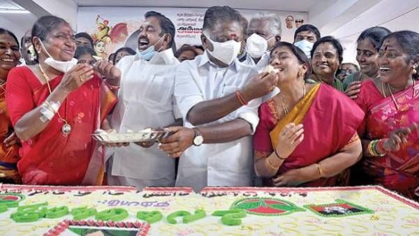 ஓபிஎஸ்சால் தர்மயுத்தம் சீன் போட முடியவில்லை.. கேக் சாப்பிட்ட வாயால்.. வறுத்தெடுத்த கோகுல இந்திரா