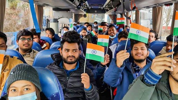 உக்ரைன் மாணவர்கள் இந்திய கல்லூரிகளில் சேர முடியாது.. விதிகளில் இடமில்லை - மத்திய அரசு பதிலால் ஷாக்!