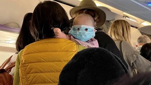 அடேய் அதென்ன மங்கி மாஸ்கா இல்ல முகமூடியா? ஆமா அந்த 2 ஓட்டை எதுக்கு? பராக்கு பாக்கவா? முழிக்கிறத பாரு