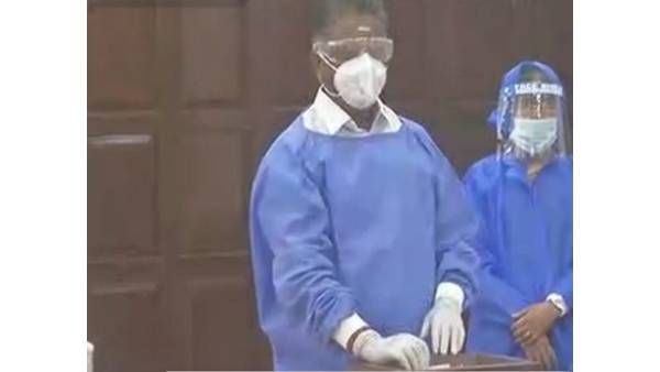 குடியரசு தலைவர் தேர்தல்! கொரோனா கவச உடை அணிந்து வந்து வாக்களித்தார் ஓ.பன்னீர்செல்வம்