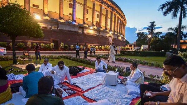 நாடாளுமன்றத்தில் இதெல்லாம் சாதாரணமப்பா.. எம்பிக்கள் சஸ்பெண்ட்டில் ரெக்கார்ட் செய்த 1987, 2019 அமர்வு