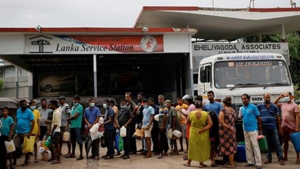 இலங்கை: டோக்கன் முறையில் பெட்ரோல் விநியோகம்..10 கி.மீ. தொலைவுக்கு பொதுமக்கள் கியூவில் காத்திருப்பு