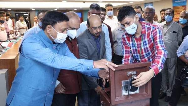 வினோதமான பெயரில்.. நாடு முழுக்க 18 விமானங்களில் புக்கான 