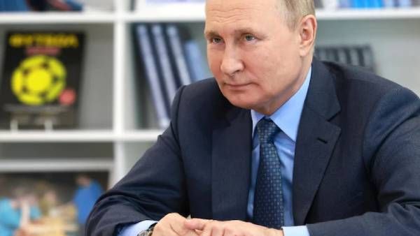 நீங்க மேலாடையின்றி இருந்தால் அருவெறுப்பாக இருக்கும்! மேற்கத்திய நாட்டு தலைவர்களுக்கு புதின் பதிலடி!