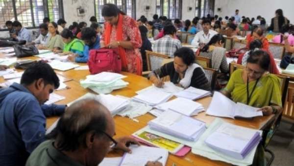 +2 பொதுத் தேர்வில்..குறைந்த மார்க் தந்து முறைகேடு.. ஆசிரியர்கள் மீது நடவடிக்கை எடுக்க முடிவு