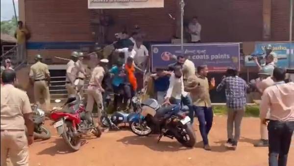 கலவர பூமியான கர்நாடகா! பாஜக நிர்வாகி கொலையால் பதற்றம்.. அமைச்சர் மீதே தாக்குதல் - போலீஸ் லத்திசார்ஜ்