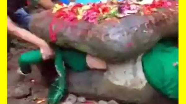 ஓ மை காட்.. பாறைகளுக்குள் எக்கச்சக்கமாக சிக்கிக் கொண்ட பெண்.. மலங்க மலங்க விழித்த பக்தர்கள்.. வீடியோ