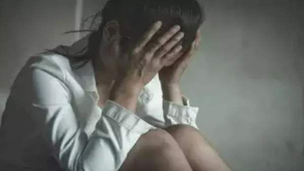 அந்தரங்க உறுப்பில் சுடசுட எண்ணெய் ஊற்றிய கொடூரம்.. தத்து மகளுக்கு கொடுமை.. வளர்ப்பு தாய் கைது