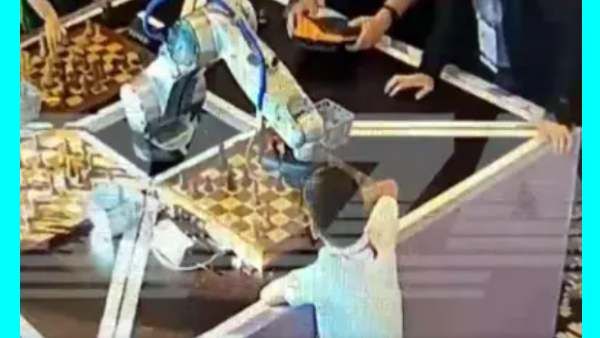 படக்கென செஸ்போர்டில் கையை விட்ட கிறிஸ்டோபர்.. ஒரே அலறல்.. ரோபோ நசுக்கியதா.. என்னாச்சு?