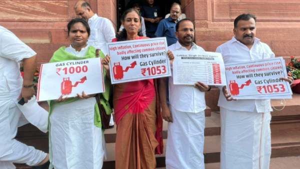 லோக் சபாவில் பதாகைகளுடன் அமளி.. ஜோதிமணி, மாணிக்கம் தாகூர் உட்பட 4 பேர் சஸ்பெண்ட்.. சபாநாயகர் உத்தரவு