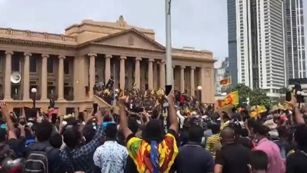 இலங்கையில் அதிபர் மாளிகை சூறையாடல்.. எம்.பி. மீது சரமாரி தாக்குதல்.. என்ன நடக்கிறது?