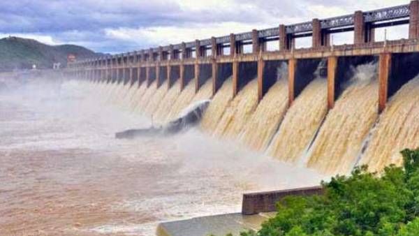 விடா மழை.. வெள்ளத்தில் தத்தளிக்கும் ஈரோடு! 2 லட்சம் கனஅடி நீர் வெளியேற்றம்