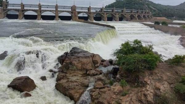மேட்டூர் அணையில் 1.65 லட்சம் கன அடி நீர் திறப்பு - காவிரி கரையோர மக்களுக்கு அலர்ட்!