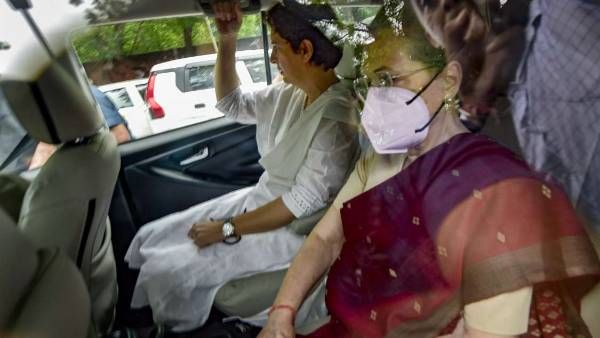 நேஷனல் ஹெரால்டு வழக்கு: அமலாக்கப்பிரிவில் 3வது முறையாக சோனியா ஆஜர்.. டெல்லியில் தொடரும் போராட்டம்