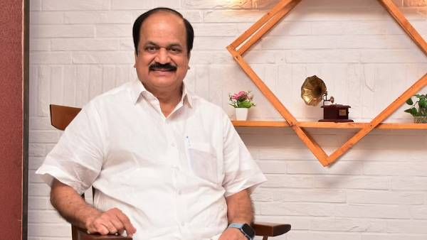 காவல்நிலையத்தில் ஓபிஎஸ் தரப்பு 