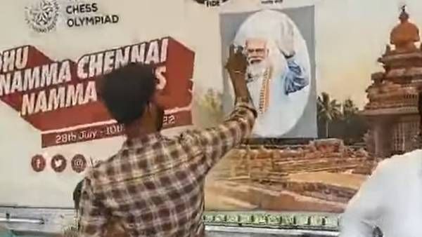பாஜக ஓட்டிய மோடி ‘ஸ்டிக்கர்’! ஸ்பிரே அடிச்சிபுடுவேன்.. மை பூசிய தபெதிக! அதிரடியாக கைது செய்த போலீஸ்!