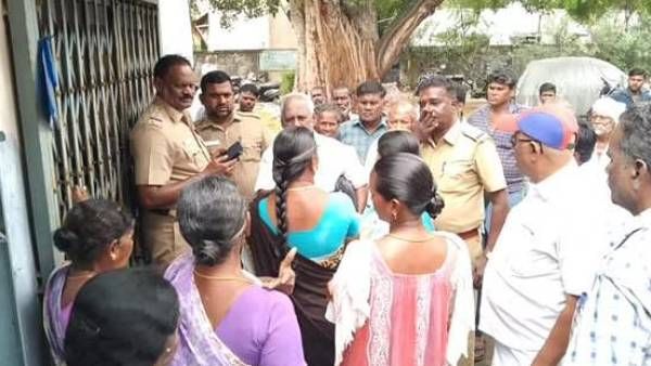 மோசடியில் ஈடுபட்ட கூட்டுறவு சங்க அதிகாரி.. சங்க அலுவலகத்தை பூட்டி போராட்டம்! எடப்பாடி அருகே பரபரப்பு