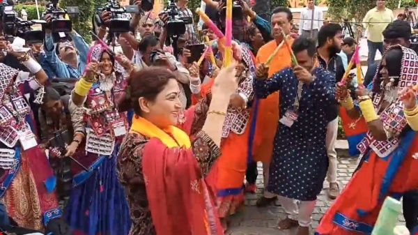 தாண்டியா ஆட்டமும் ஆட.. பாஜக கூட்டமும் கூட! களைகட்டிய செயற்குழு! நம்ம குஷ்புதான்.. என்னமா ஆடுறாங்க!