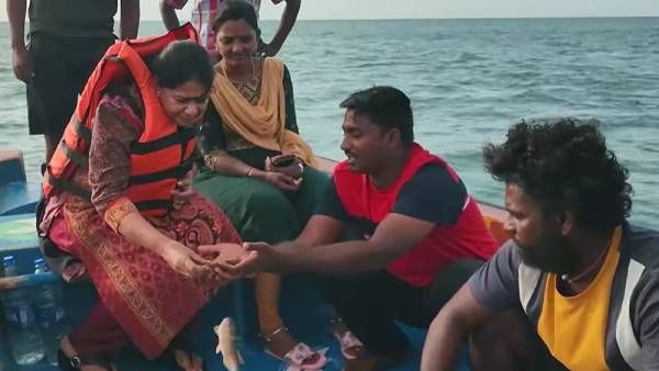 உற்சாகம்.. நடுக்கடலில் குழந்தையான கனிமொழி எம்பி ! தூத்துக்குடி மீனவன் குடும்பத்துடன் மீன்விருந்து!