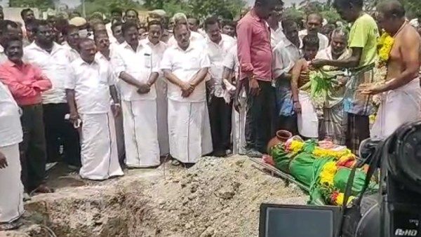 மாணவிக்கு வீரவணக்கம்.. அடக்கம் செய்யும்போது இடுகாட்டில் எழுந்த கோஷம்.. கண்ணீர் விட்டு அழுத அமைச்சர்!