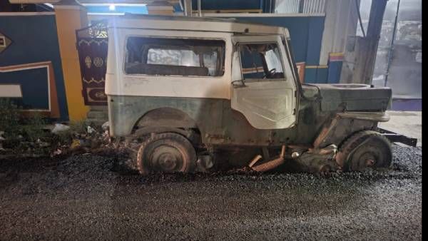 யாருப்பா அந்த கண்டிராக்டர்? இவ்ளோ பெரிய ஜீப் கூடவா கண்ணுக்கு தெரியாது! வலை போட்டு தேடும் வேலூர்!