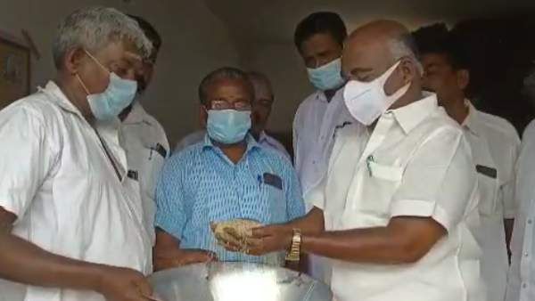 எங்களைப் பார்த்ததும் நடிக்காதீங்க- ரேஷன் கடை ஊழியர்களை எச்சரித்த அமைச்சர் செஞ்சி மஸ்தான்