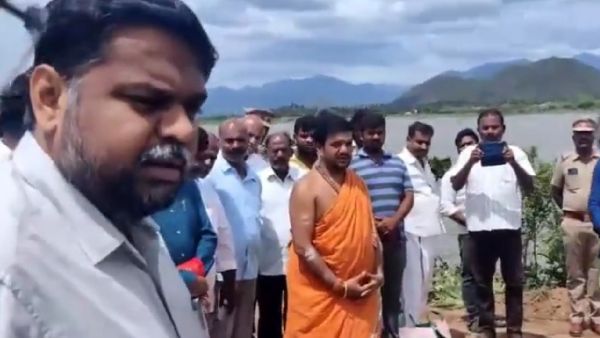 மனதை புண்படுத்திட்டார்.. எம்பி செந்தில் குமார் மீது நடவடிக்கை தேவை.. பிராமண சமாஜ சங்கம் கண்டனம்!