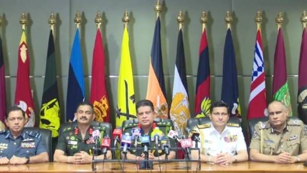 இலங்கை சட்டம் ஒழுங்கை பாதுகாக்க மக்கள் ஒத்துழைப்பு,அரசியல் தீர்வு அவசியம்- முப்படை தளபதிகள் அப்பீல்