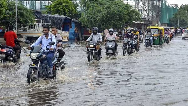 குஜராத்தில் வெளுத்து வாங்கும் கனமழை.. சாலைகளில் வெள்ளம்.. ஒரே நாளில் 7 பேர் உயிரிழந்த சோகம் 