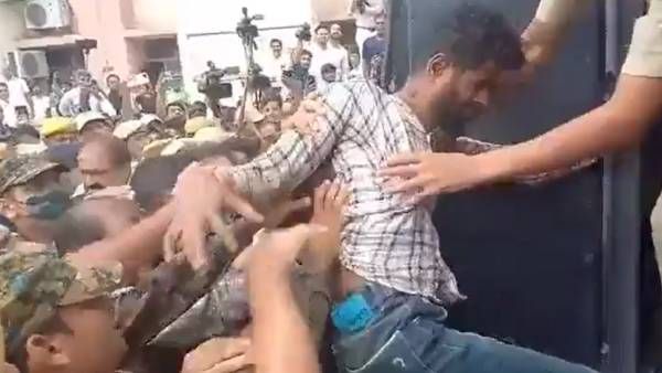 உதய்பூர் கொலையாளிகளுக்கு அடி, உதை.. ”சட்டையை” கிழித்து சட்டத்தை கையில் எடுத்த வழக்கறிஞர்கள் 