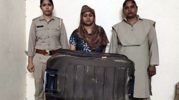 டிராலி சூட்கேசுக்குள் காதலன் சடலம்..அசால்டாக உருட்டிகொண்டு போன பெண்.. அதிர்ந்துபோன போலீசார்