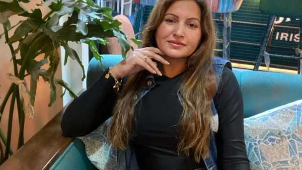 வலுக்கட்டாயமாக குடிக்க வைக்கப்பட்டாரா சோனாலி போகட்? சிசிடிவி காட்சிகள் வெளியாகி பரபரப்பு!