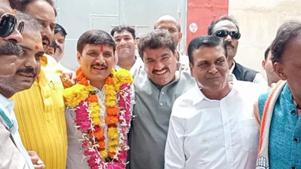 பாஜக பிரமுகரை கொல்ல முயற்சி.. கைதாகி ஜாமினில் வந்த காங்கிரஸ் கவுன்சிலருக்கு பாலாபிஷேகம்..