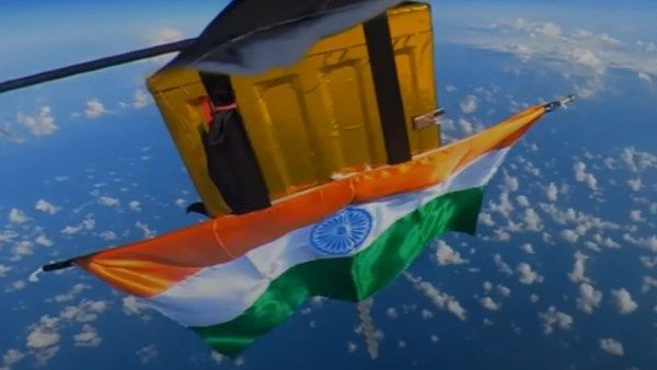 சூப்பர்.. 1 லட்சம் அடிக்கு மேலே.. மூவர்ணக் கொடியை விண்வெளியில் பறக்கவிட்ட 'ஸ்பேஸ் கிட்ஸ் இந்தியா'!