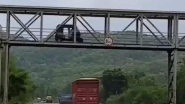 யாரு சாமி இது? ஆட்டோவையே நடைமேம்பாலத்தில் ஏற்றிய ஓட்டுநர்; மகாராஷ்டிராவில் நடந்த சம்பவம்