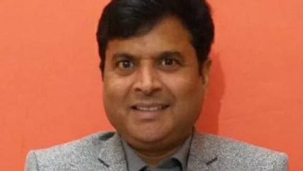 ஊரடங்கின்போது தொழிலாளர்களை விமானத்தில் அனுப்பிய விவசாயி.. டெல்லியில் தூக்கிட்டு தற்கொலை!