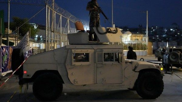 ஆப்கன் மசூதி அருகே அடுத்தடுத்து வெடித்த குண்டுகள்.. 8 பேர் உடல் சிதறி பலி.. ஐஎஸ் அமைப்பு ‛அட்டாக்’