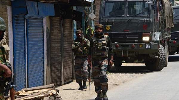 காஷ்மீரில் தொடரும் தீவிரவாதிகளின் அட்டூழியம் - போலீஸ் எஸ்.ஐ. குண்டுவீசி படுகொலை
