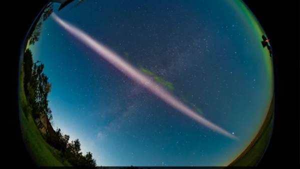 கனடாவில் திடீரென வானத்தில் தோன்றிய வண்ணம்.. மர்ம 