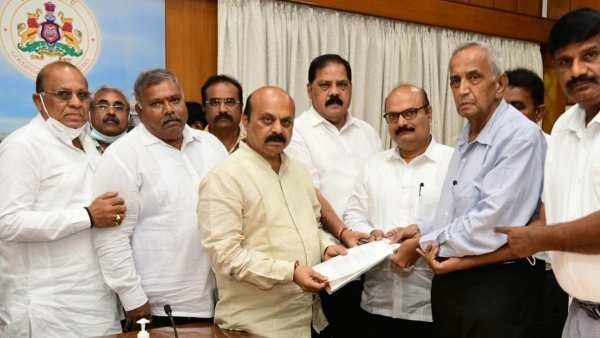 கர்நாடகாவில் வெடிக்கும் 40% கமிஷன் சர்ச்சை.. ஒப்பந்ததாரர்களின் ஓபன் பேட்டி.. வீடியோவால் சர்ச்சை!