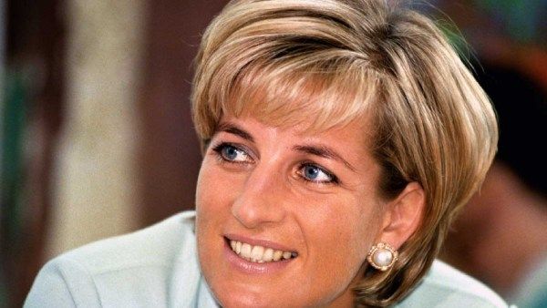 பேரரழகி இளவரசி டயானா நினைவு நாள்.. 25 ஆண்டுகளாகியும் விலகாத மர்மங்கள்.. விடை கிடைக்காத கேள்விகள்